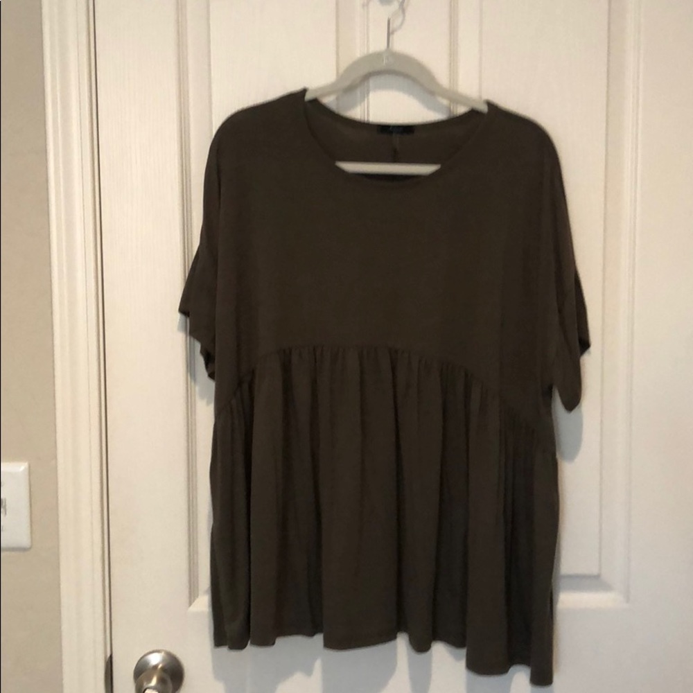 Soprano oversized camo green peplum top sz m